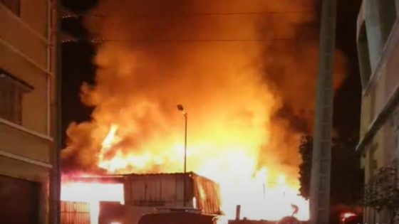 ليلة رعب بأولاد تايمة.. حريق ضخم يأتي على مستودع للخشب ويستنفـر السلطات