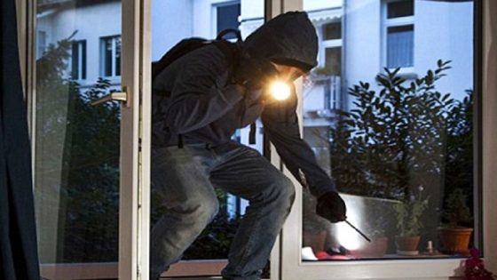 الدرك يوقف مشتبهاً به في اقتحام منازل والتحرش بنساء متزوجات