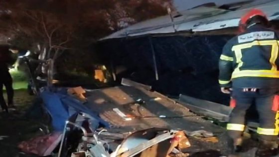 حادث مأساوي بعين حرودة.. انقلاب حافلة يوقع 28 مصاباً واستنفار أمني وطبي