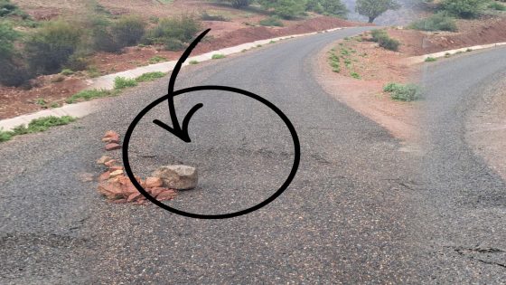 أمطار الخير تفضح اختلالات الطريق الجديدة الرابطة بين أكادير أسرار «وايت الحيان» بإضمين ضواحي أمسكرود ( بالفيديو )