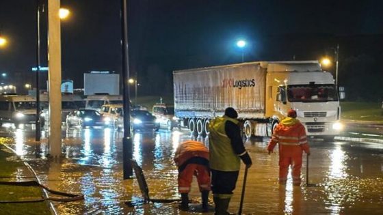 طنجة تحت رحمة الأمطار الغزيرة.. فيضانات تشل الحركة واستنفار واسع للسلطات