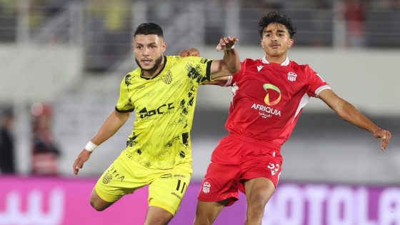 المغرب الفاسي يضرب بقوة أمام حسنية أكادير ويُحكم صدارته برباعية نظيفة