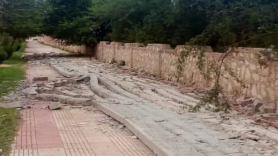 رياح قوية تُسقط جزءاً من سور ثانوية بإنزكان وتُصيب تلميذة