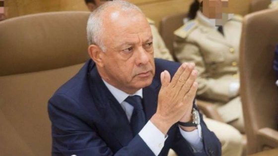 مطالب بإيجاد حل لأصحاب البراسولات والكراسي بشاطئ عين الذئاب.