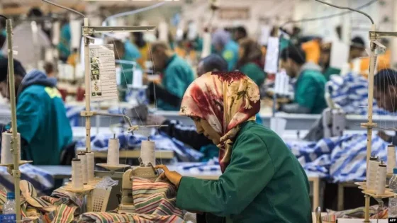 الاعتماد على الخارج وهشاشة أوضاع العمال يضعان قطاع النسيج المغربي أمام تحديات متزايدة