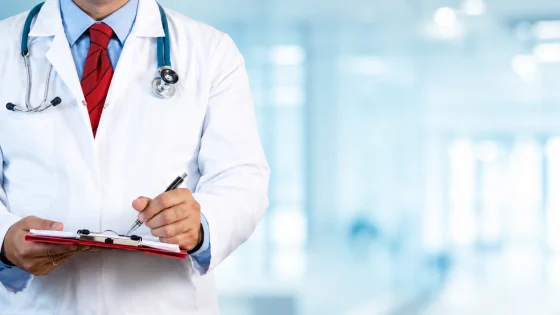 زيادة تسعيرة الاستشارات الطبية بالقطاع الخاص تثير استياء المرضى وتعيد الجدل حول كلفة العلاج