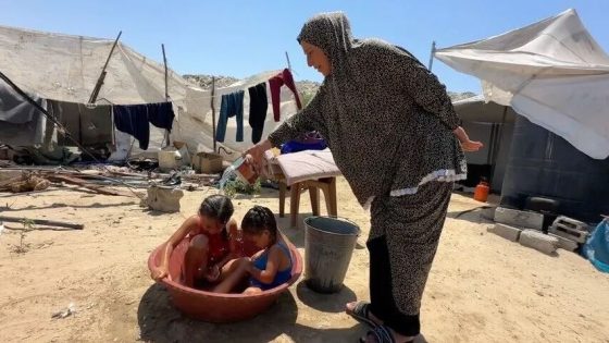 حرّ الخيام يضاعف معاناة نازحي غزة.. ماء وكرتون في مواجهة صيف قاسٍ