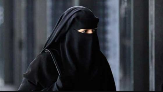 منقبة تحاول اجتياز امتحان السياقة مكان صديقتها.. أسئلة بسيطة تفضح الحيلة