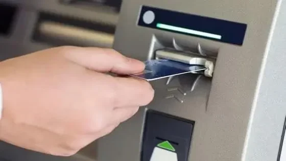 القضاء يلزم بنكا بتعويض زبون بـ5000 درهم بعد ابتلاع بطاقته البنكية