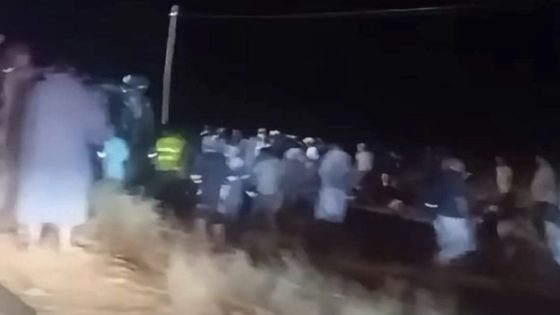 الأخصاص.. انقلاب حافلة لنقل المسافرين يخلف قتيلاً وأكثر من 17 جريحاً