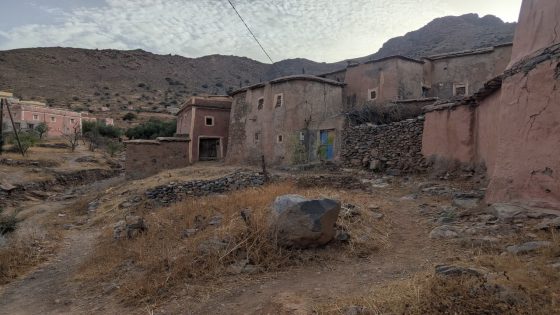 بين المنازل أو «كَرْ سْكْمَا» باللهجة السملالية…إنه المكان الذي تختبئ فيه ذاكرة إكر إحاليون بين الحجر والطين